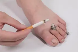 香烟灰抹在脚上太厉害了，解决很多人困扰的烦恼，早知道就好了！视频封面