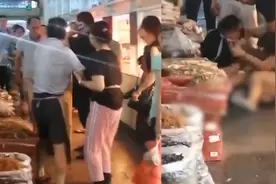 彪悍！百色一菜市两女子互扯头发大打出手，旁人拉都拉不开视频封面