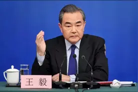 中国不会变成另一个美国！谈及中美，王毅提出三点建议，字字千钧视频封面