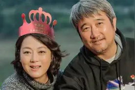 50岁王茜华携全家亮相：儿子长相一言难尽，老公视她为掌上明珠！视频封面