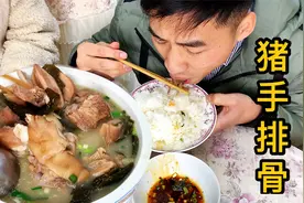 猪手排骨汤这样的做法才好吃，配上一碗自制油辣子，下饭太过瘾了