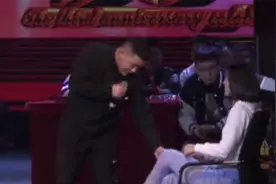 二人转：美女上台拉弦，直接翘起二郎腿，阿夏都懵了！视频封面