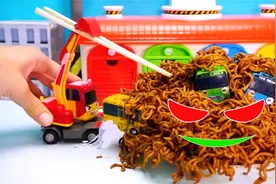 益智玩具故事：工程车们碰到了变态辣的火鸡面，差点都被它吃下去视频封面