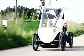 德国研发半封闭式自行车，顶上采用太阳能的模式，还能遮风挡雨！视频封面