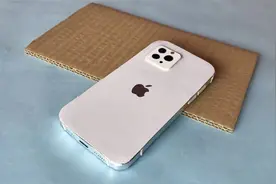 手工大神自己用硬纸板做了一部苹果手机，太秀了！