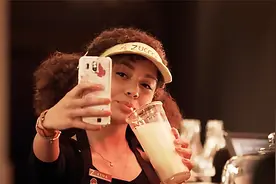 少女为自拍下载“神秘美颜”，最终失去了美貌视频封面