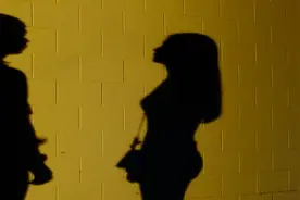 女孩被喷香水后就晕倒了视频封面