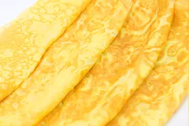 三个鸡蛋搅一搅，做一份早餐鸡蛋饼，几分钟就能搞定一顿饭