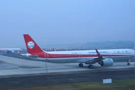 成都航空A320插队川航空客A321，都是主场飞机何必那么急呢？视频封面