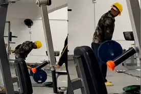 农民工健身房拿100kg杠铃硬拉，表情淡定轻松拉起数次，全场看懵视频封面