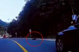 北京怀柔两人驾车遥控玩具车上路 叫嚣“警察都不管” 被行拘视频封面