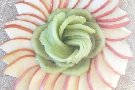 用苹果和猕猴桃做一个水果拼盘，寓意健康平安，先收藏了！