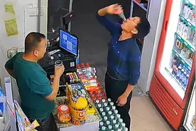 男子超市买白酒一饮而尽 老板在一旁当场看懵视频封面