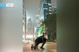上海小伙明珠塔下玩极限运动，连续空翻16下，堪称人体马达视频封面