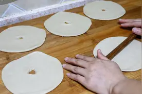 荞面油饼粗粮细做，按比例和面放凉吃也不硬，谁看谁会做！视频封面