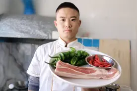 辣椒炒肉最忌直接放油炒，大厨教你秘诀，香辣下饭不腥不柴
