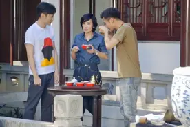 调侃过谢霆锋的明星：吴君如称抱过儿时的谢霆锋，直言还亲过他！视频封面