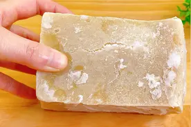 把豆腐放冰箱冷冻一个晚上，瞬间变另一种美食，出锅居然这么好吃视频封面