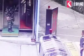 小学生敬仰军人，每天都向武警哨兵敬礼，画面让人感动！