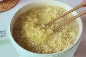 方便面只会泡着吃？教你用秘制酱汁调拌，简单爽口，好吃到光盘