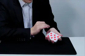 为什么扑克牌在手里摸一下就变，刘谦这魔术骗我10年，现在揭秘视频封面
