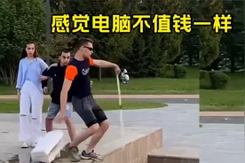 小伙子假装盲人测试路人，电脑全掉水里去了，跟不要钱一样视频封面
