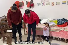 农村45岁婆婆第一次穿高跟鞋，10公分的鞋婆媳俩一起穿，谁好看？视频封面