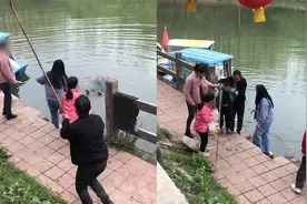 男童落水男子神反应伸杆救人 目击者：全程没听到一句谢谢视频封面