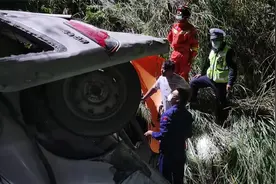云南临沧一面包车坠百米深崖致2死2伤，9名指战员营救现场曝光视频封面