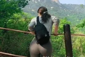 满级人类：清纯时尚的小姐姐，她的摸鼻一笑太美！视频封面