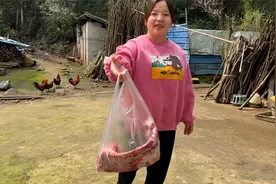 小宣来帮忙，100买5斤排骨，回家炖土豆排骨，3个人围一桌，真香视频封面