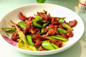 卤过的肥肠下锅和青椒爆炒，就是一道快捷美味的家常小炒，很下饭