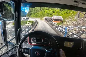 夏季的挪威驾驶斯堪尼亚S520牵引车 沿路风景不错 司机素质很高视频封面