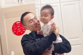 出生8个月的小宝宝，听见爸爸开门回家，立马爬过去找爸爸视频封面