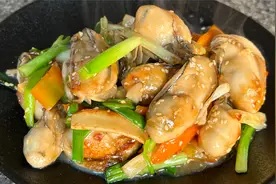 姜葱爆炒生蚝做法，出锅鲜嫩多汁，外香里嫩，做法简单又好吃视频封面
