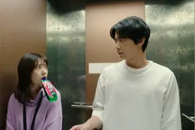 与陌生男子接吻后竟然住到了一起，在电梯间里遇到女子很尴尬！视频封面