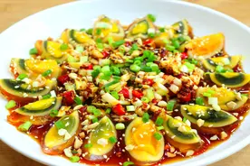 皮蛋只服四川这个做法，一口一块吃起来超过瘾，夏季必备下饭好菜