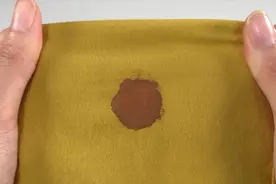床单上有干血渍不用愁，教你简单窍门，新老血渍轻松洗掉，实用视频封面