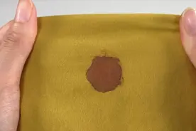 床单上有干血渍不用愁，教你简单窍门，新老血渍轻松洗掉，实用视频封面