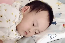 21个月宝宝睡醒发现妈妈不在，宝宝会是什么反应？妈妈直呼太乖了视频封面