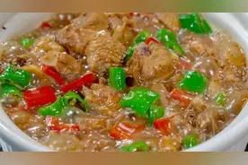 砂锅焗鸡的家常做法，开盖满屋飘香，肉质鲜香滑嫩，色香味俱全