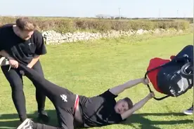 老外爆笑恶搞，套路弟弟触碰涂强力胶的婴儿车，网友：是亲哥没错视频封面