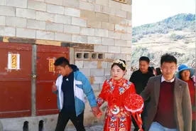 云南农村一白族姑娘结婚，这地方好偏僻，出门时太阳好大视频封面