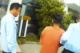 上海女子开车“尾随”警车到了派出所，后面的故事奇葩了视频封面