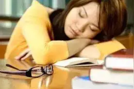 医生建议午睡不要超过半小时：时间过长睡眠易陷入恶性循环