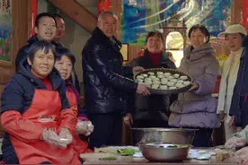 山里古村浓浓的年味，摘一篮子柚子叶包点心，蒸熟了分给全村人吃视频封面