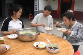 翠花计划摆摊卖凉糕，今天去学习传统手工凉糕制作方法，一次成功视频封面