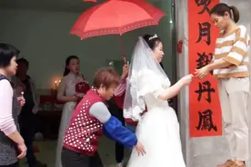 在广西接亲，漂亮的新娘出门时，要给红包这习俗，还很少见视频封面