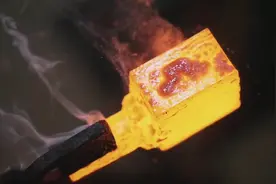 小伙将一块钢材反复锻造，看清上面的纹路时，才知道是高手！视频封面