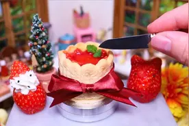 直径5公分，挑战小草莓夏洛特蛋糕│可食用的微型食品│圣诞蛋糕视频封面